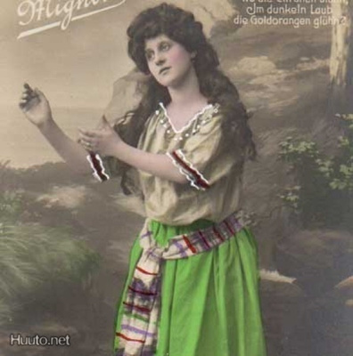 NAINEN / Värikkäästi pukeutunut mustalaistyttö. 1900-l.