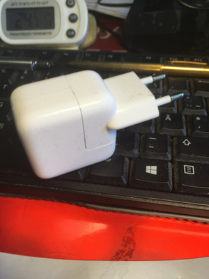 Apple 10 W USB-virtalähde ja lightning USB- kaapeli