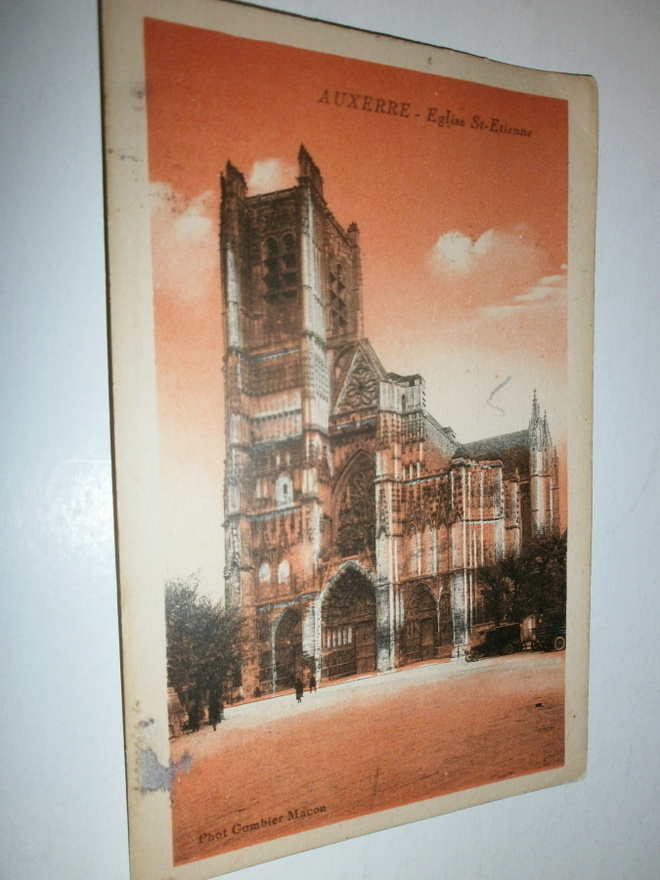 Auxerre, St. Etiennen kirkko, vanha punasävykortti, kulkenut
