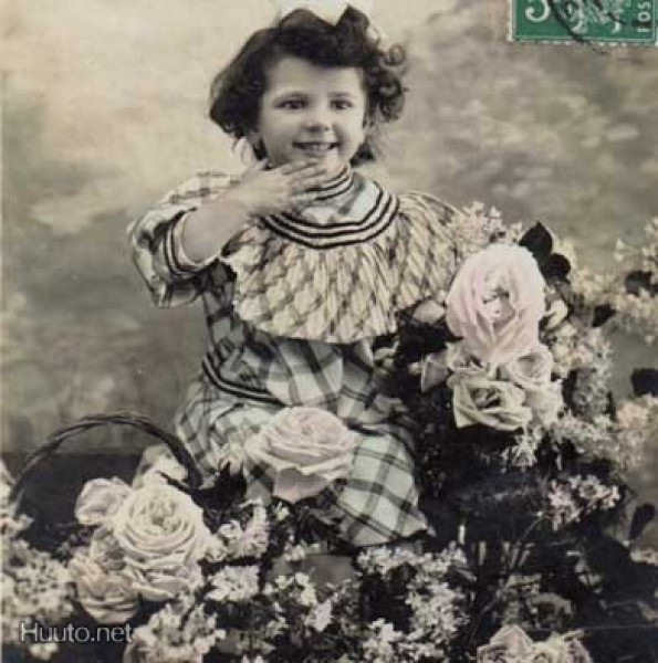 LAPSI / Ujo pieni tyttö suurten ruusujen keskellä. 1900-l.