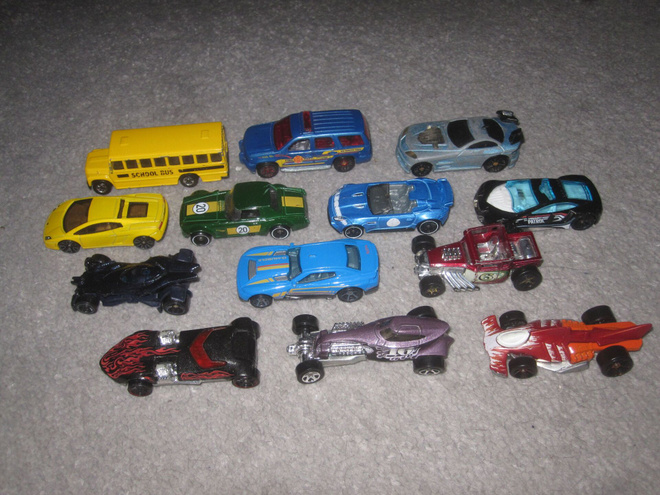 13kpl Hotwheels pikkuautoja - Lamborghini, Datsun,...