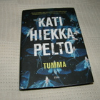 Kati Hiekkapelto Tumma   -sid - pikkukuva 1