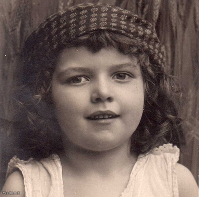 LAPSI / Hurmaava pieni kiharahiuksinen lapsi. 1900-l.