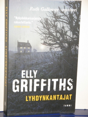 Elly Griffiths : LYHDYNKANTAJAT
