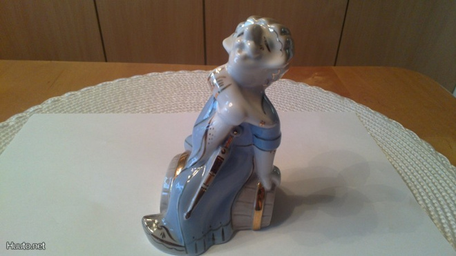Venäläinen posliini-figuuri,"kirstun vartija" USSR