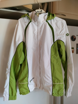 Sail&Ski XS tuulitakki hupulla.