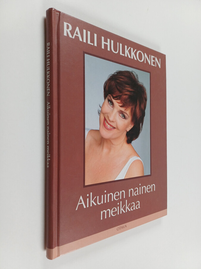 Raili Hulkkonen : Aikuinen nainen meikkaa