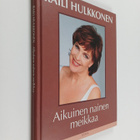 Raili Hulkkonen : Aikuinen nainen meikkaa - pikkukuva 1