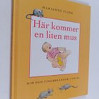 Marianne Flink : Här kommer en liten mus : rim och finger... - pikkukuva 1