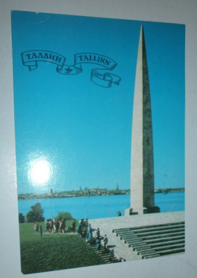 Tallinna, obeliski Piritalla ja turisteja, väripk, p. 1998