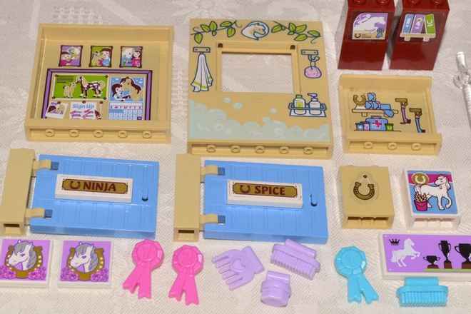 LEGO Friends - hevosaiheiset osat - (osia 24 kpl)