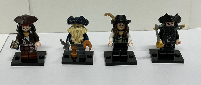 Neljä Lego Pirates of the Caribbean figuuria