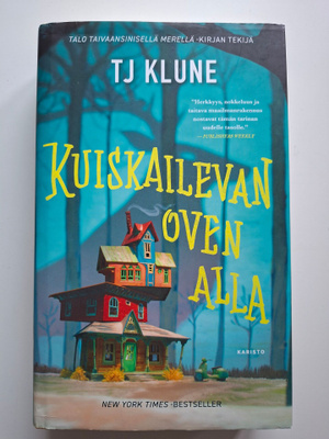 Klune, TJ: Kuiskailevan oven alla