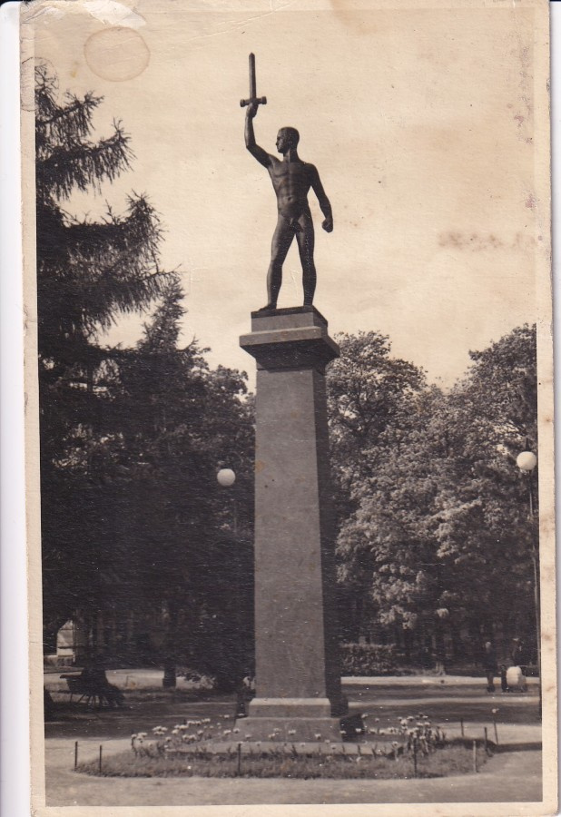 Tampere, "Vapauden " , Patsas .   b423