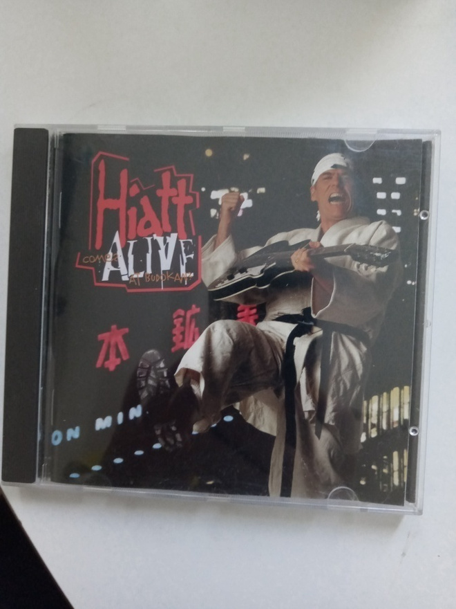 CD John Hiatt - Comes Alive At Budokan  ( Sis.postikulut )
