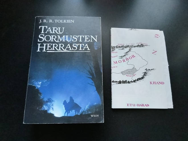 Taru Sormusten Herrasta pokkari + kartta