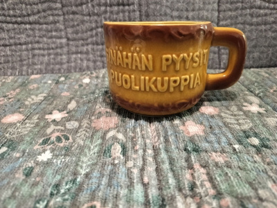 Huumori kahvimuki koristeeksi