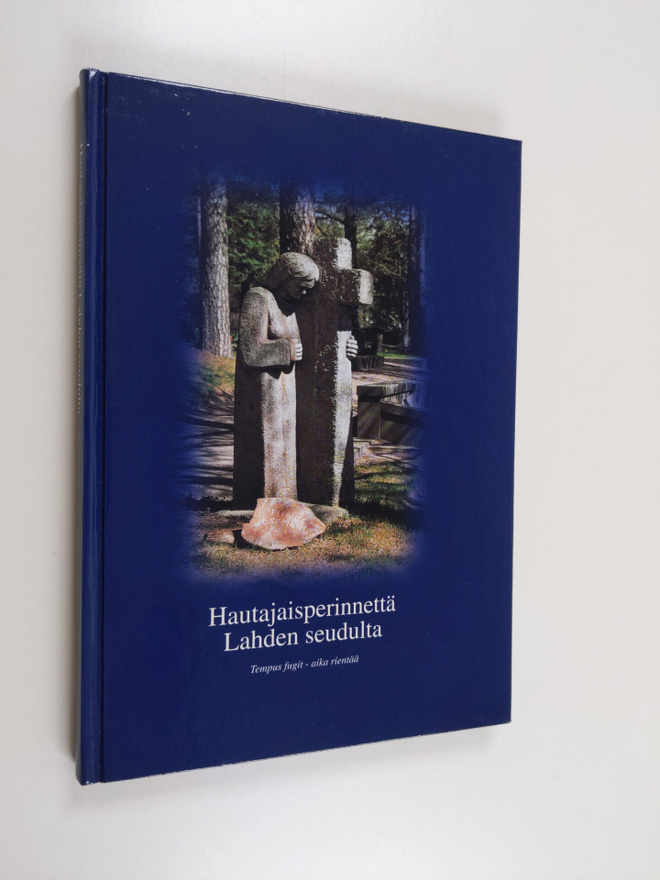 Hautajaisperinnettä Lahden seudulta : tempus fugit = aika...