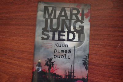 Mari Jungstedt: Kuun pimeä puoli (2022)
