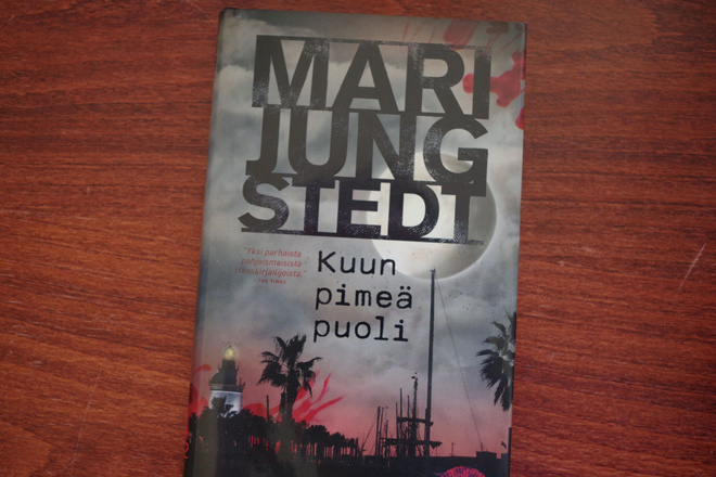 Mari Jungstedt: Kuun pimeä puoli (2022)