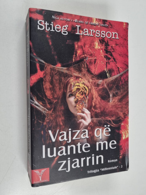 Stieg Larsson : Vajza qe luante me zjarrin : roman