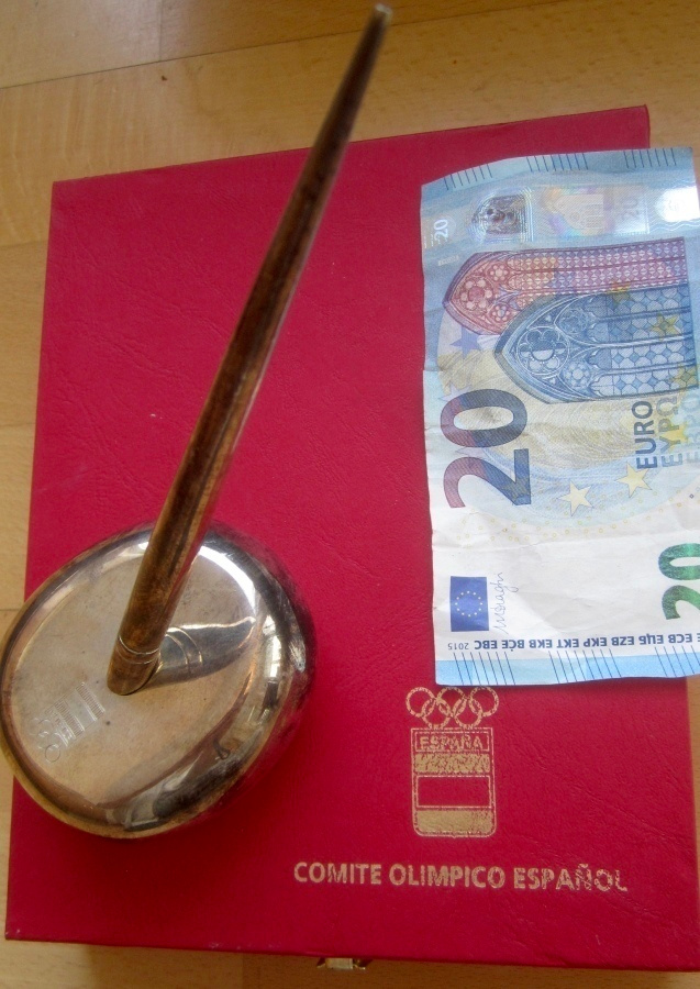 VANHA Kynä +Paperipaino/ Teline Olympia Komitea Espanja UPEA