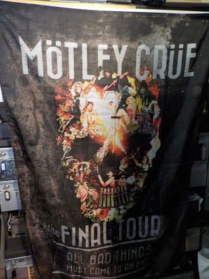 MÖTLEY CRUE MEGA SEINÄLIPPU