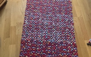 Kangaspuilla kudottu matto 54 x96 cm