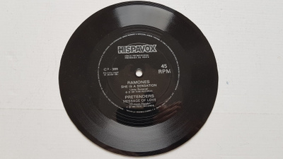 Ramones / The Pretenders She Is A Sensation 7" sinkku Flexi