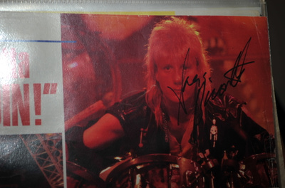Gregg Bissonette nimikirjoitus lehtikuvassa