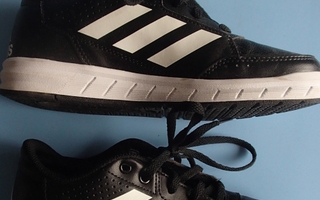 MUSTAT ADIDAS LENKKIKENGÄT koko 33 käytetty 3 kertaa