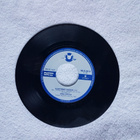 Arja Sipola – Alla Sateenkaaren / Alastomat kasvot 7" single - pikkukuva 3