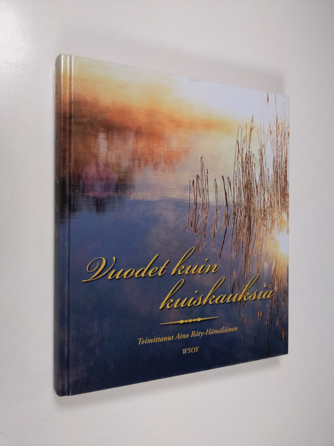 Aino (toim.) Räty-Hämäläinen : Vuodet kuin kuiskauksia