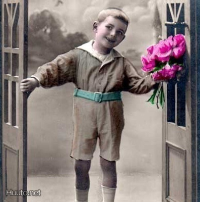 LAPSI / Hymyilevä poika ovella kukkia kädessään. 1900-l.