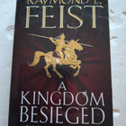 Feist, Raymond E.: Chaoswar Saga, Book 1: Kingdom Besieged - pikkukuva 1