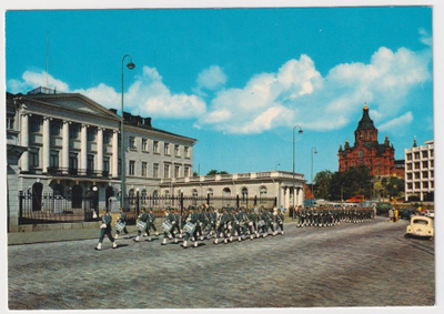 Helsinki: Vahtiparaati Presidentin linnan edustalla