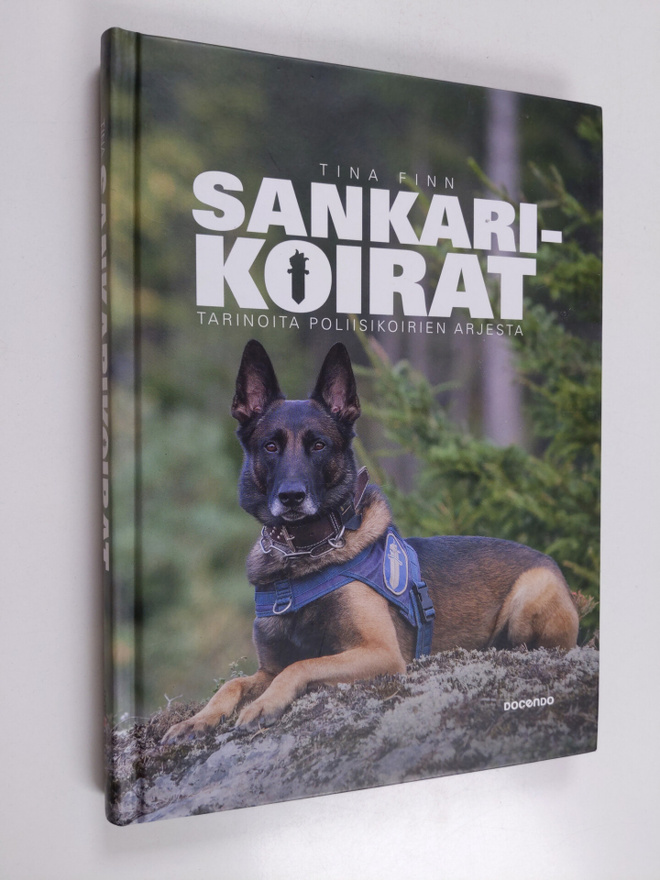 Tina Finn : Sankarikoirat : tarinoita poliisikoirien arjesta