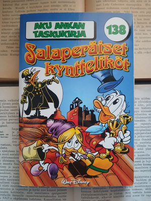 Aku Ankan taskukirja 138 • Salaperäiset kyntteliköt