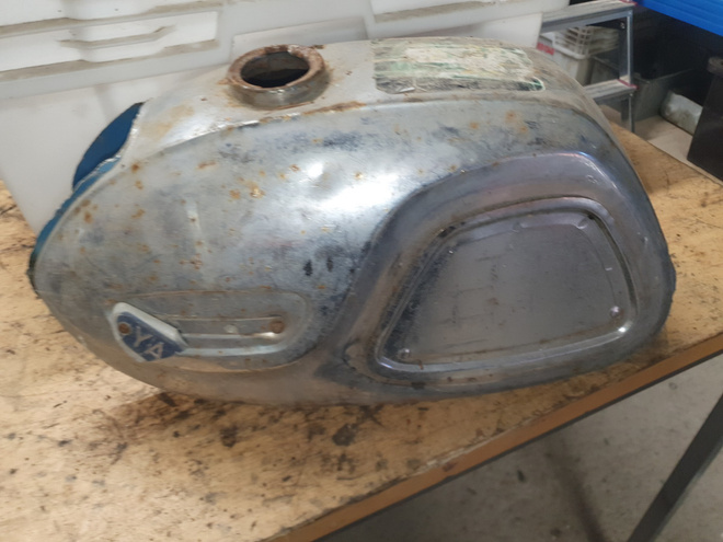 vanha moottoripyörä yamaha tankki bensiini