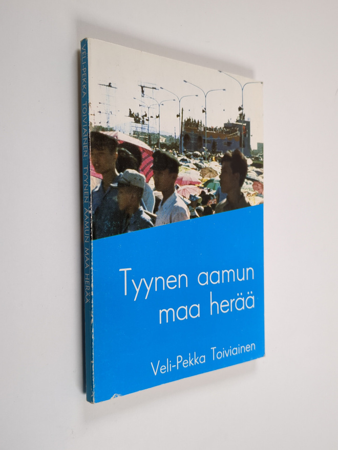 Veli-Pekka Toiviainen : Tyynen aamun maa herää : kertomus...