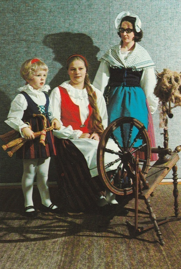 KANSALLISPUKUJA - KESKI-SUOMI, LAUKAA JA SAARIJÄRVI