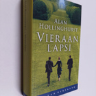 Alan Hollinghurst : Vieraan lapsi - pikkukuva 1