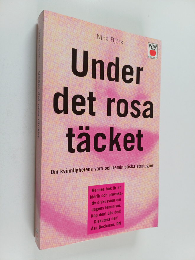 Nina Björk : Under det rosa täcket : om kvinnlighetens va...