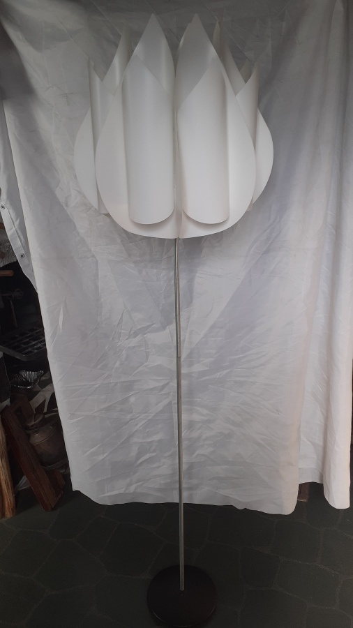 Ikea Tulip lattiavalaisin lattialamppu
