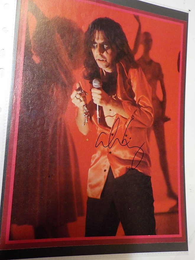 ALICE COOPER NIMIKIRJOITUS LEHTIKUVASSA
