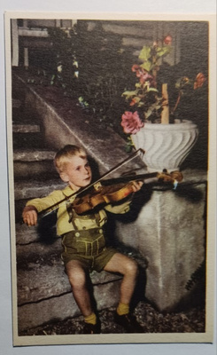 Pieni viulisti portailla, ei p.