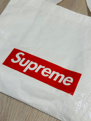 Supreme kassi ja tarrat