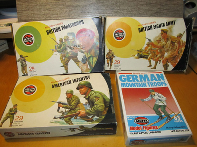 AIRFIX.....3 rasiaa -70 luvun solttuja + tyhjä German-rasia.