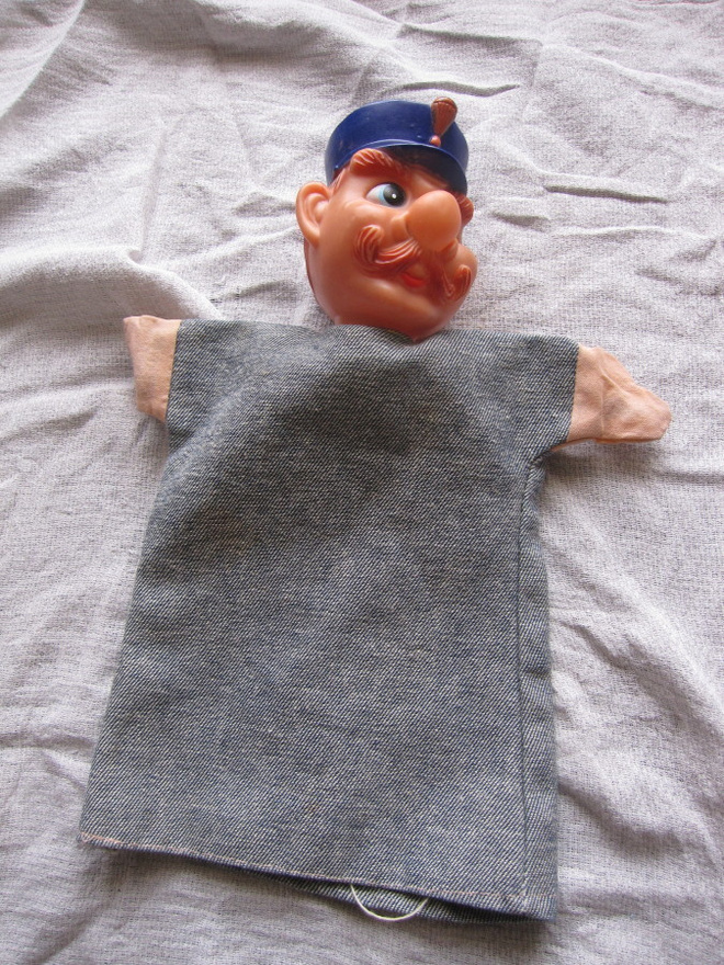 vanha käsinukke, poliisi tms