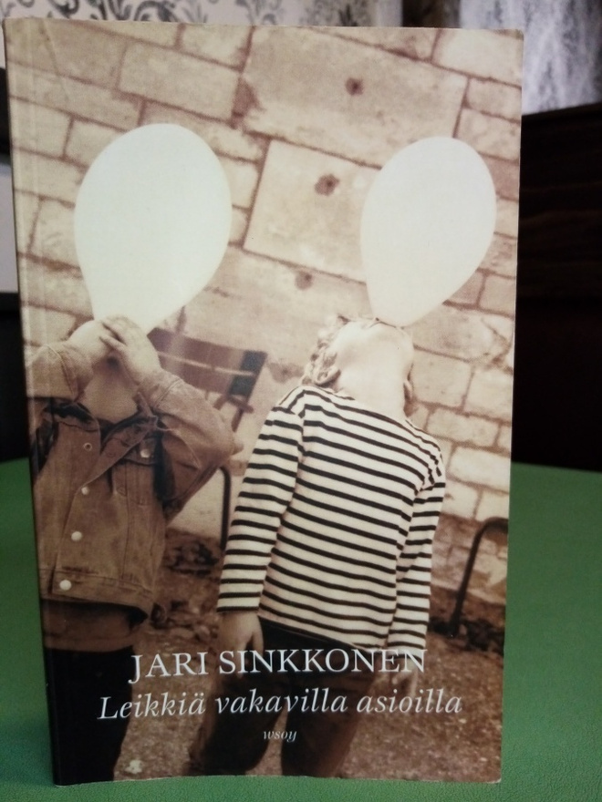 SINKKONEN :  Leikkiä vakavilla asioilla ( SIS POSTIKULU )